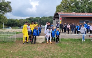 Les deux équipes accompagnées par nos jeunes joueuses et joueurs des écoles de football