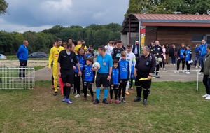 Les deux équipes et les arbitres accompagnés par nos jeunes joueuses et joueurs des écoles de football