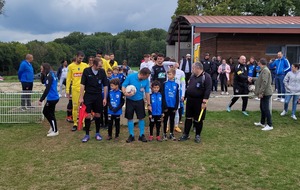 Les deux équipes et les arbitres accompagnés par nos jeunes joueuses et joueurs des écoles de football