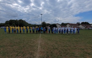 Les deux équipes et les arbitres accompagnés par nos jeunes joueuses et joueurs des écoles de football